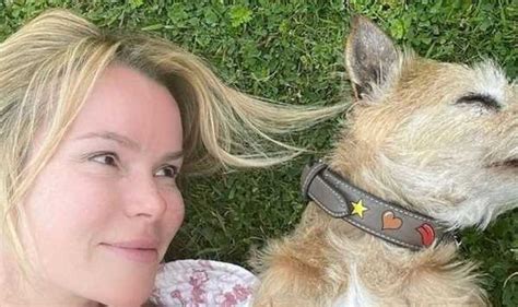 Amanda Holden stuns in tiny string bikini as she soaks up sun in。